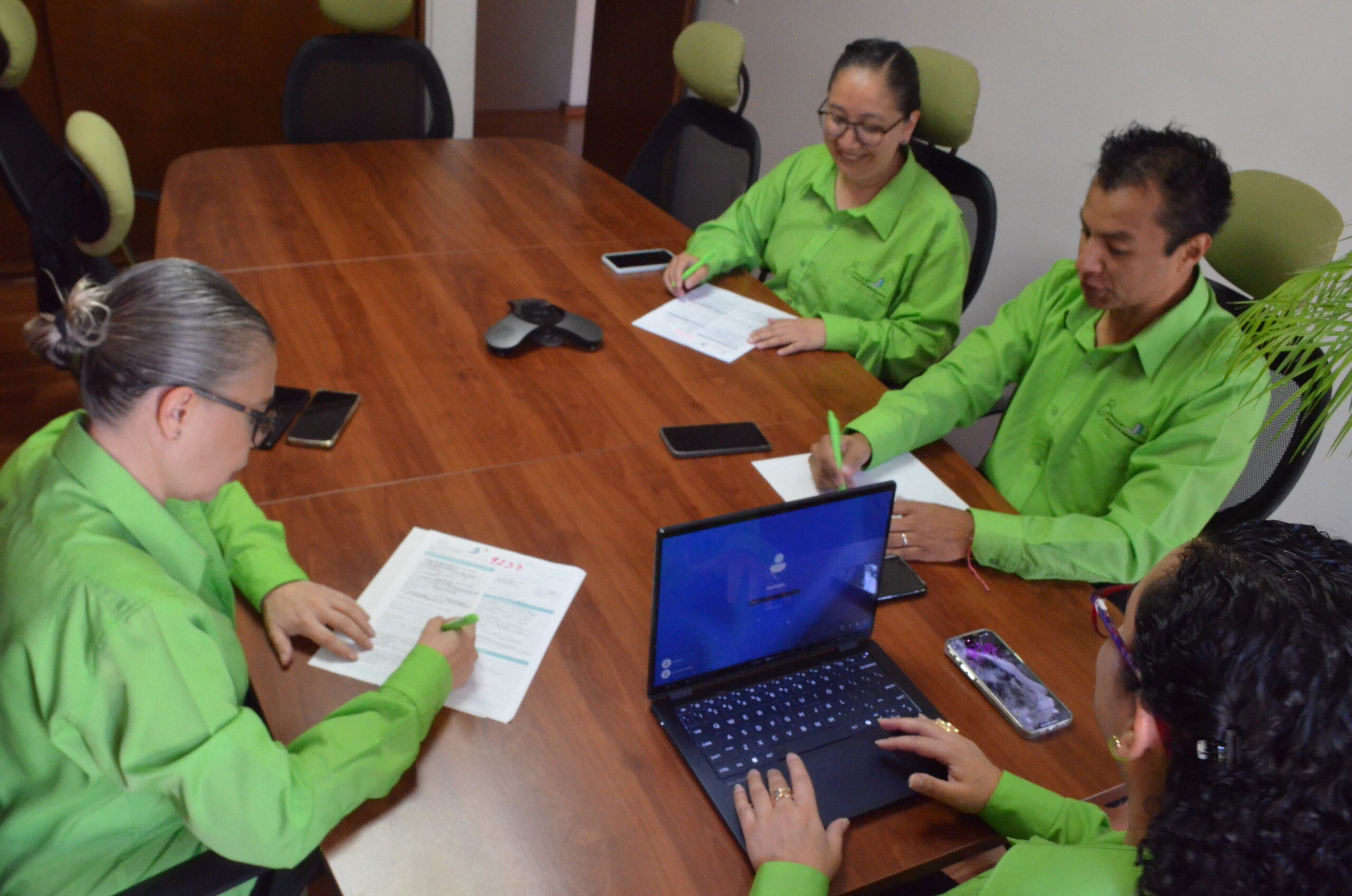 Equipo Bucio trabajando